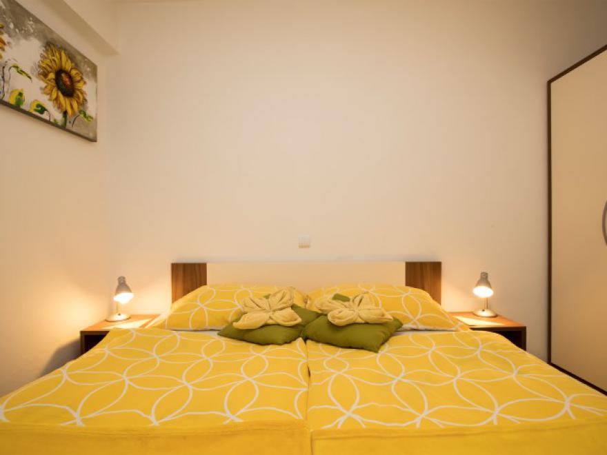 Udobna postelja in TV, za prijetno namestitev ob Bohinjskem jezeru z wellness, spa, jacuzzi, savna.